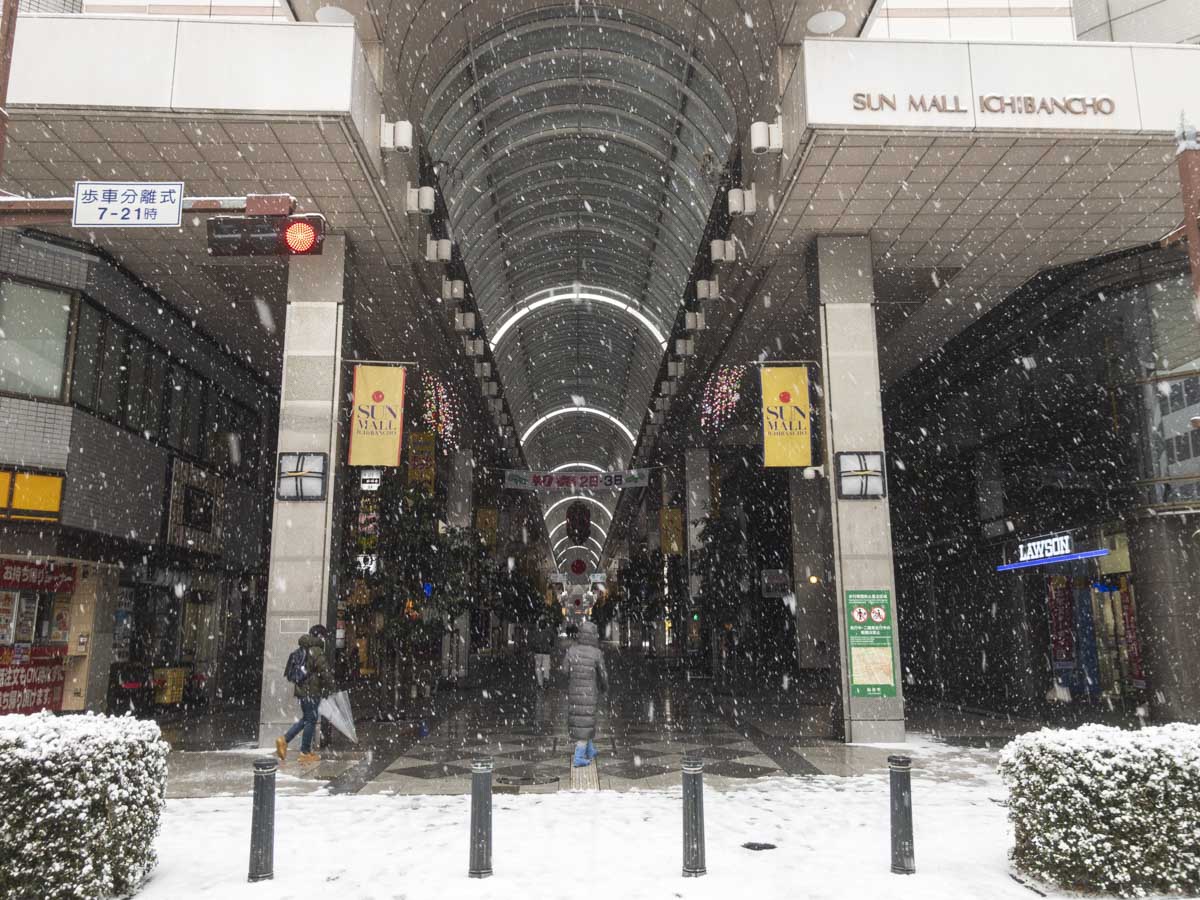 雪のサンモール一番町商店街の写真