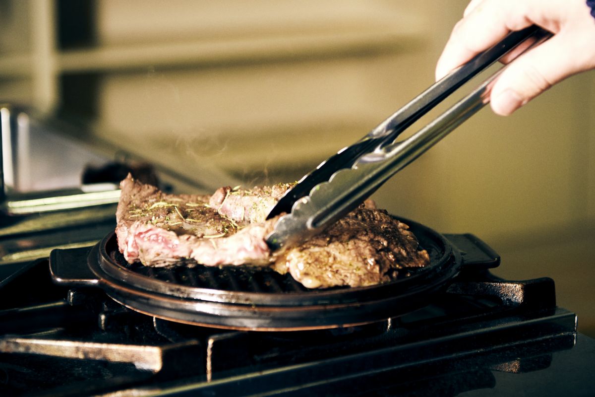 フタのグリル面でお肉を焼いている写真